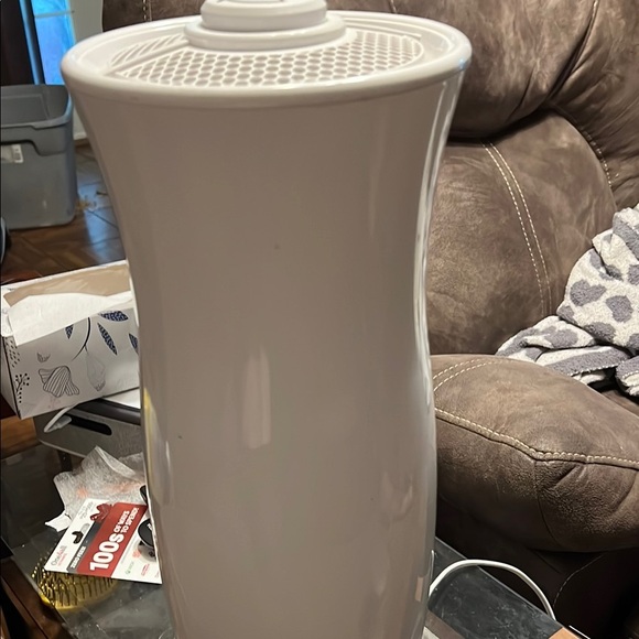 White Curved Air Purifier with Vertical Accent - Picture 4 of 5